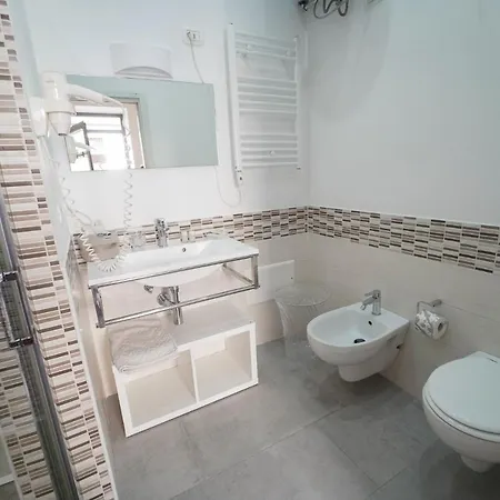 Ailanthus פולינאנו א מארה